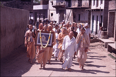 Yashoda-dulal dasa i Radha-Kunda, 1990