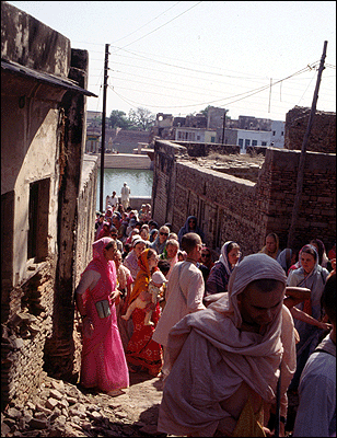 Yashoda-dulal dasa i Radha-Kunda, 1990