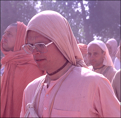 Yashoda-dulal dasa i Vrindavana, 1990