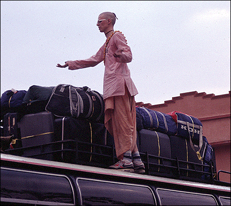 Yashoda-dulal dasa i Mayapur, 1990