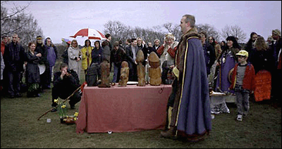 Folk samlas runt ceremoniplatsen