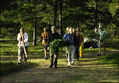 Männen kommer med stången.