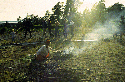 Männen går med stången runt cirkeln.